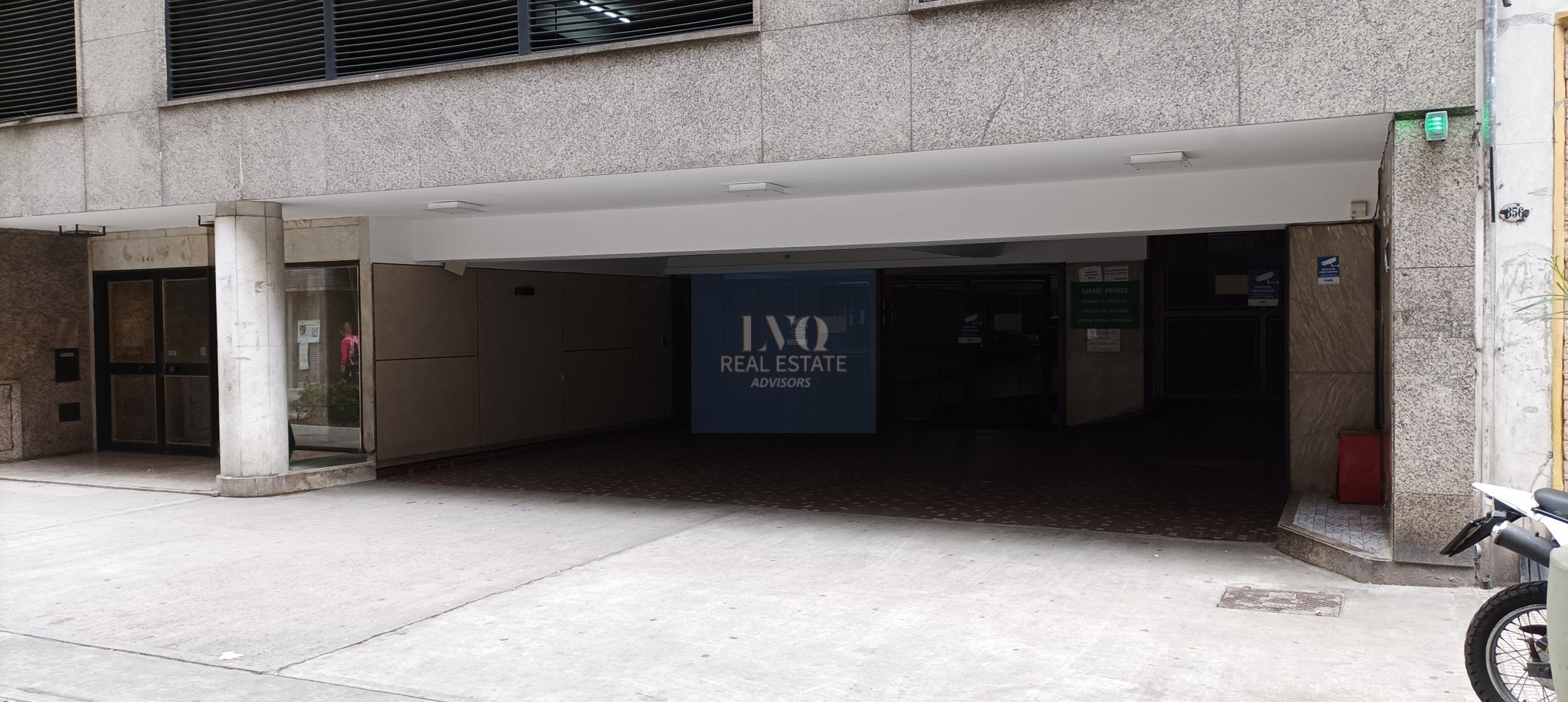 Plaza San Martin - San Nicolas 3 Ambientes amplios 55,90m²- RECICLAR! En Buen Edificio ZONA PLAZA San Martin, Cancilleria. Con ventanales externos luminoso al contra frente: 2 haabitaciones al frente y contrafrente, con Baño completo + Living Comedor +
