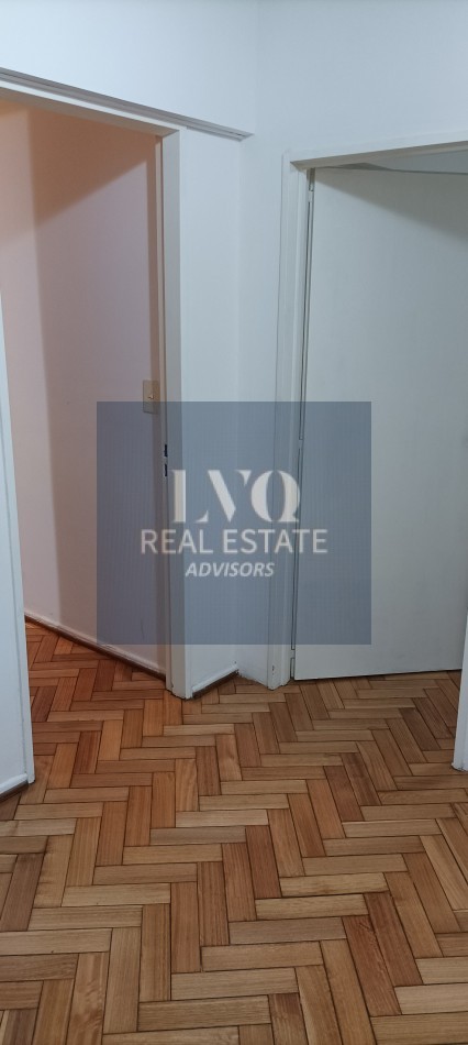 BELGRANO 4 Ambientes muy amplios 90m2 + Balcon 8m2 corrido al Frente TODO LUZ + Dep. de Servicio c/ baño - Recien pintado + Pisos de parquet restaurados e hidrolaqueados a nuevo.