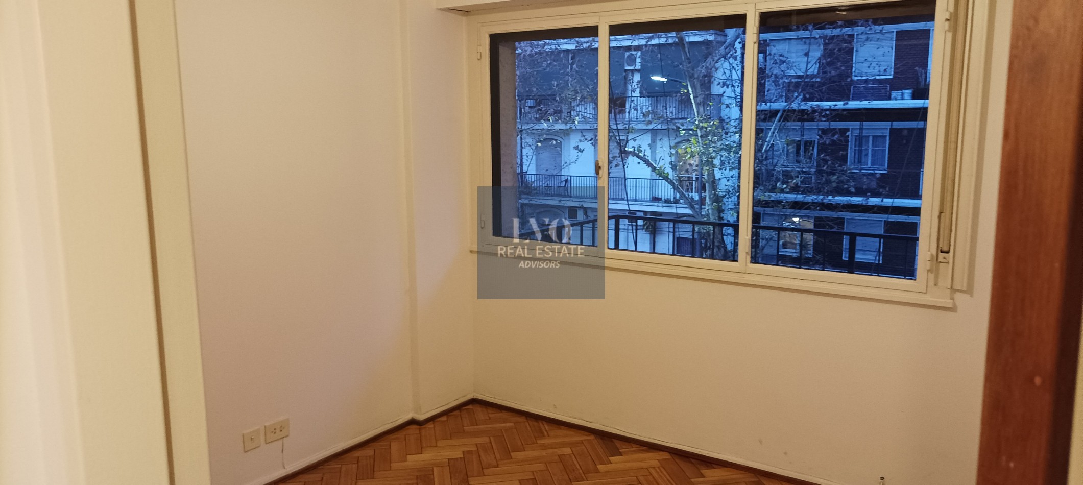 BELGRANO 4 Ambientes muy amplios 90m2 + Balcon 8m2 corrido al Frente TODO LUZ + Dep. de Servicio c/ baño - Recien pintado + Pisos de parquet restaurados e hidrolaqueados a nuevo.