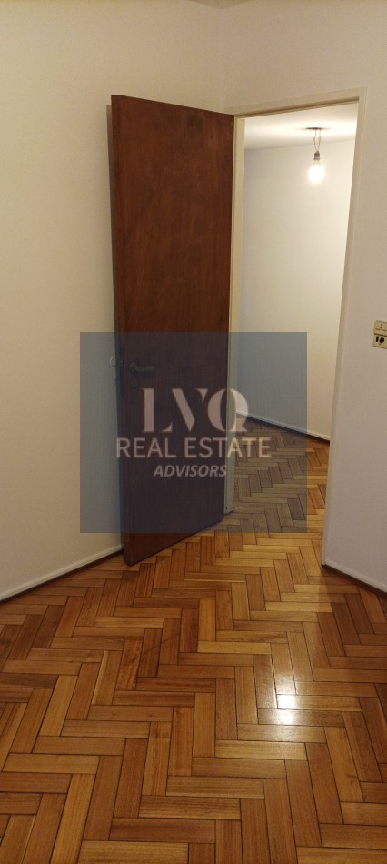 BELGRANO 4 Ambientes muy amplios 90m2 + Balcon 8m2 corrido al Frente TODO LUZ + Dep. de Servicio c/ baño - Recien pintado + Pisos de parquet restaurados e hidrolaqueados a nuevo.