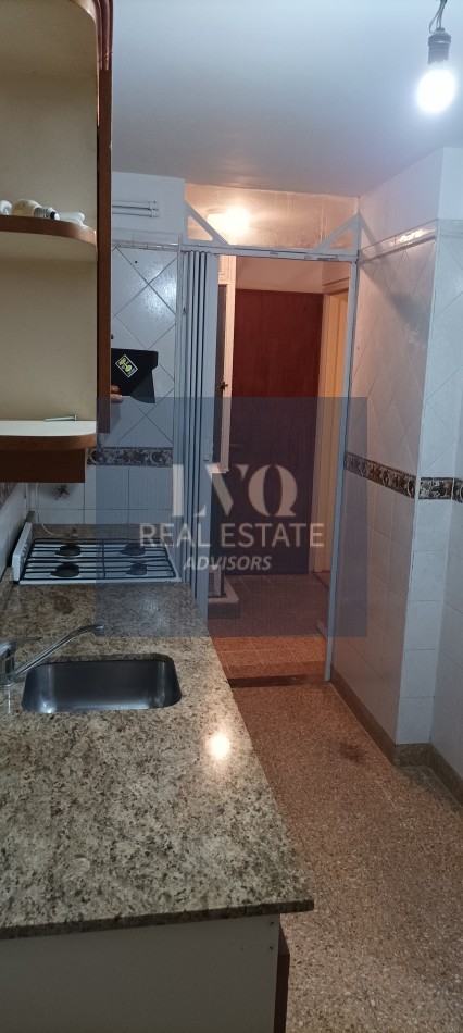 BELGRANO 4 Ambientes muy amplios 90m2 + Balcon 8m2 corrido al Frente TODO LUZ + Dep. de Servicio c/ baño - Recien pintado + Pisos de parquet restaurados e hidrolaqueados a nuevo.