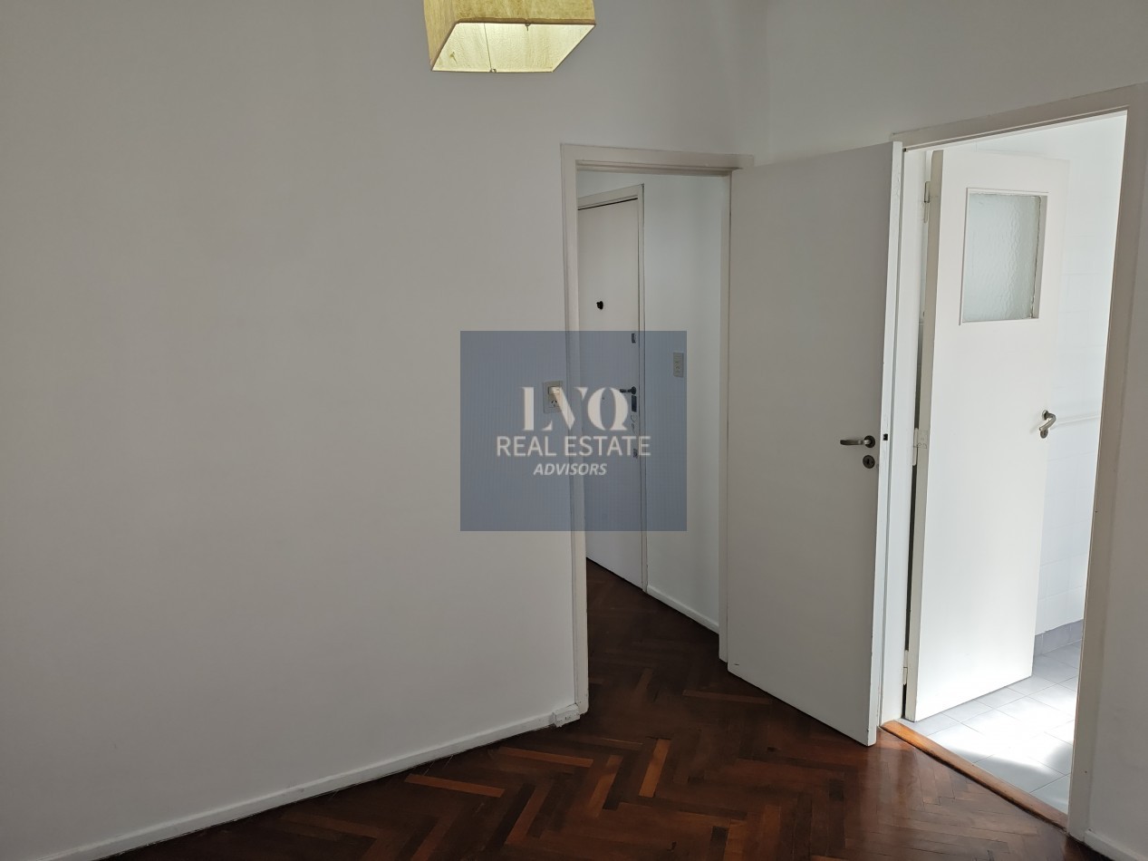 RECOLETA 2 Ambientes 50m²- TODO SOL - LUZ - Living muy amplio, 1 Dormitorio muy comodo con placares de guardado. Baño completo con bañera + Cocina independiente con ventana al frente, muy aireado. -