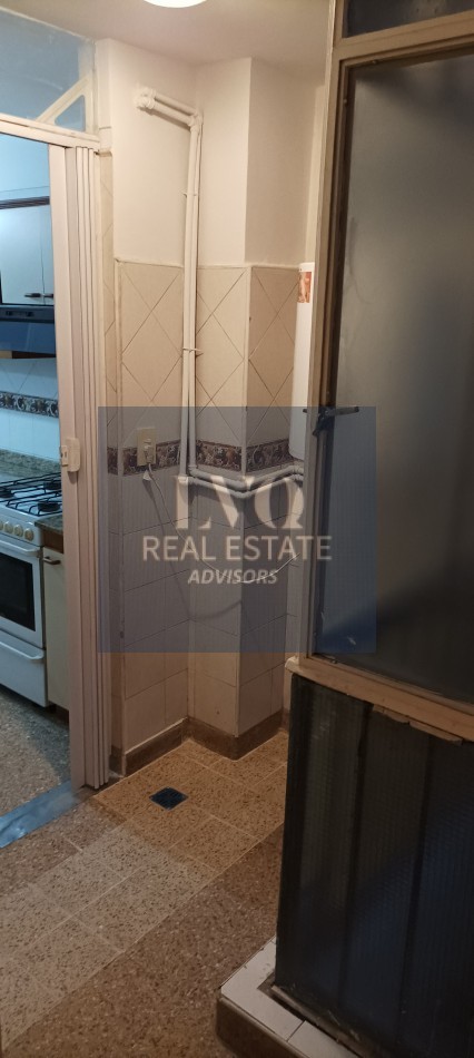BELGRANO 4 Ambientes muy amplios 90m2 + Balcon 8m2 corrido al Frente TODO LUZ + Dep. de Servicio c/ baño - Recien pintado + Pisos de parquet restaurados e hidrolaqueados a nuevo.