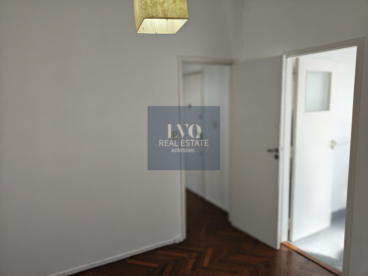 RECOLETA 2 Ambientes 50m²- TODO SOL - LUZ - Living muy amplio, 1 Dormitorio muy comodo con placares de guardado. Baño completo con bañera + Cocina independiente con ventana al frente, muy aireado. -