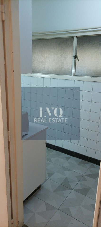 Semi Piso con Palier y ascensor Privados 3 Ambientes muy amplios 120m²- Balcon corrido al frente. 2 habitaciones muy amplias a contrafrente + escritorio o, play room o dep. de servicios al frente. 3 Baños.-