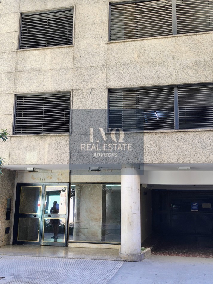 Plaza San Martin - San Nicolas 3 Ambientes amplios 55,90m²- RECICLAR! En Buen Edificio ZONA PLAZA San Martin, Cancilleria. Con ventanales externos luminoso al contra frente: 2 haabitaciones al frente y contrafrente, con Baño completo + Living Comedor +