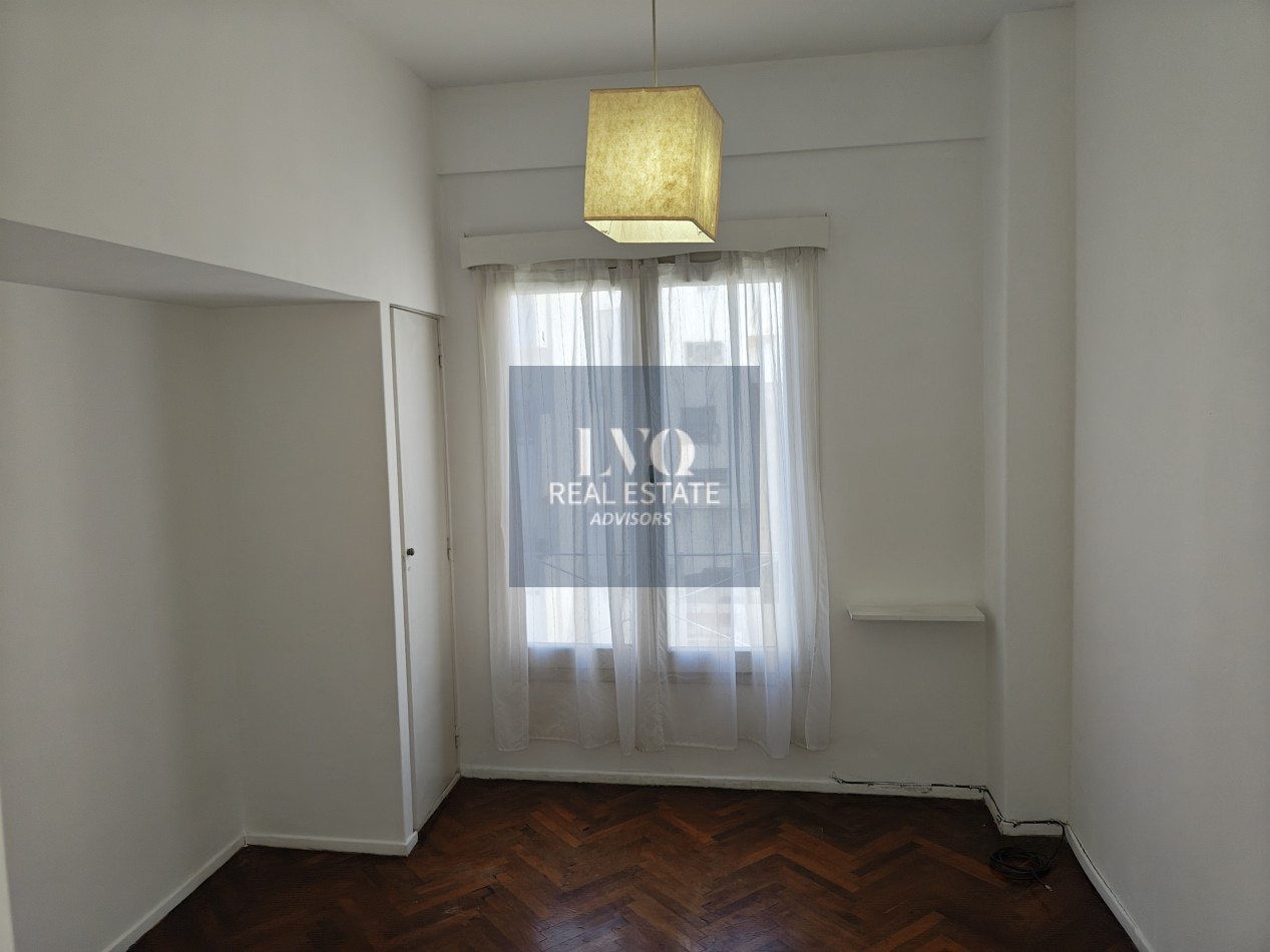 RECOLETA 2 Ambientes 50m²- TODO SOL - LUZ - Living muy amplio, 1 Dormitorio muy comodo con placares de guardado. Baño completo con bañera + Cocina independiente con ventana al frente, muy aireado. -