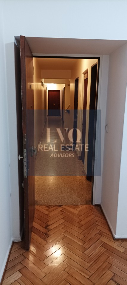 BELGRANO 4 Ambientes muy amplios 90m2 + Balcon 8m2 corrido al Frente TODO LUZ + Dep. de Servicio c/ baño - Recien pintado + Pisos de parquet restaurados e hidrolaqueados a nuevo.