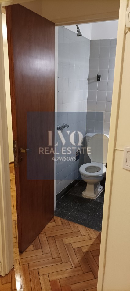 BELGRANO 4 Ambientes muy amplios 90m2 + Balcon 8m2 corrido al Frente TODO LUZ + Dep. de Servicio c/ baño - Recien pintado + Pisos de parquet restaurados e hidrolaqueados a nuevo.