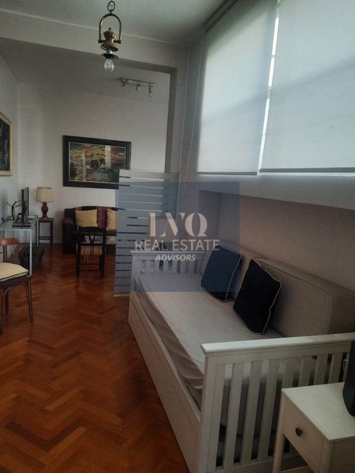Plaza SAN MARTIN 2 ½ Ambientes MUY AMPLIOS - Superficie 62m² aprox.- Linving + comedor muy amplio con vista al contrafrente lateral - Cocina independiente con espacio Heladera + Lavarropas bajo mesada. Habitacion muy amplia con ventanal externo muy lumin