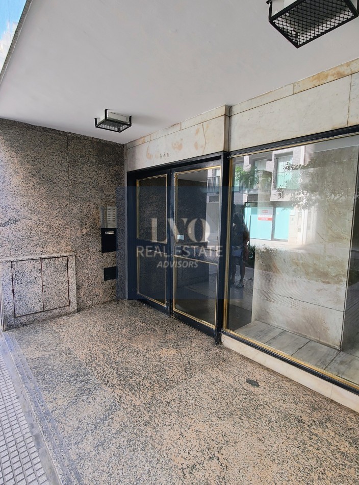 Plaza San Martin - San Nicolas 3 Ambientes amplios 55,90m²- RECICLAR! En Buen Edificio ZONA PLAZA San Martin, Cancilleria. Con ventanales externos luminoso al contra frente: 2 haabitaciones al frente y contrafrente, con Baño completo + Living Comedor +