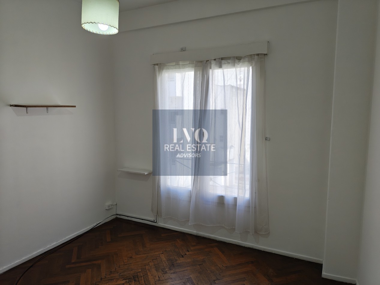 RECOLETA 2 Ambientes 50m²- TODO SOL - LUZ - Living muy amplio, 1 Dormitorio muy comodo con placares de guardado. Baño completo con bañera + Cocina independiente con ventana al frente, muy aireado. -