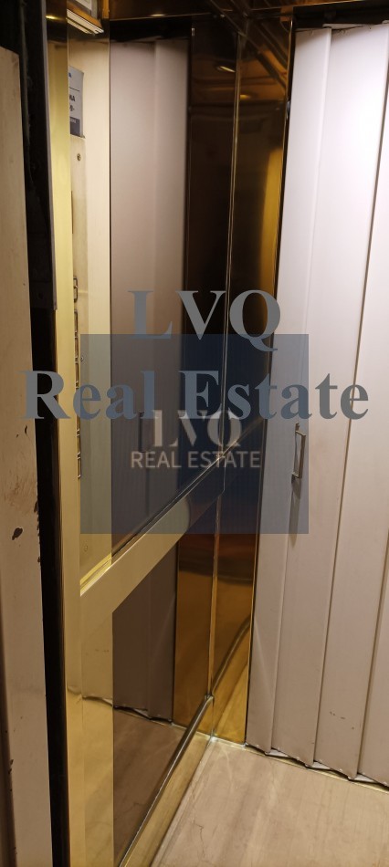 Semi Piso con Palier y ascensor Privados 3 Ambientes muy amplios 120m²- Balcon corrido al frente. 2 habitaciones muy amplias a contrafrente + escritorio o, play room o dep. de servicios al frente. 3 Baños.-