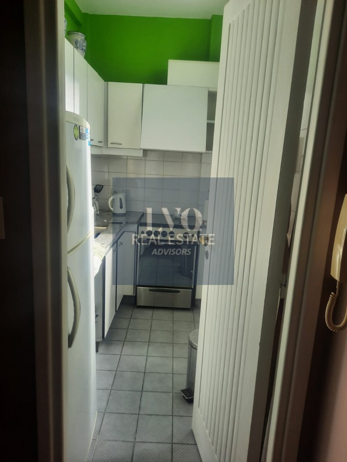 Plaza SAN MARTIN 2 ½ Ambientes MUY AMPLIOS - Superficie 62m² aprox.- Linving + comedor muy amplio con vista al contrafrente lateral - Cocina independiente con espacio Heladera + Lavarropas bajo mesada. Habitacion muy amplia con ventanal externo muy lumin