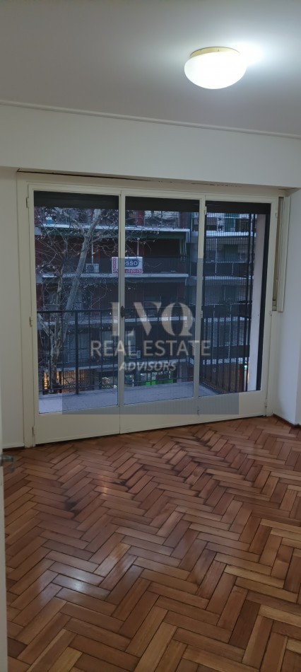 BELGRANO 4 Ambientes muy amplios 90m2 + Balcon 8m2 corrido al Frente TODO LUZ + Dep. de Servicio c/ baño - Recien pintado + Pisos de parquet restaurados e hidrolaqueados a nuevo.