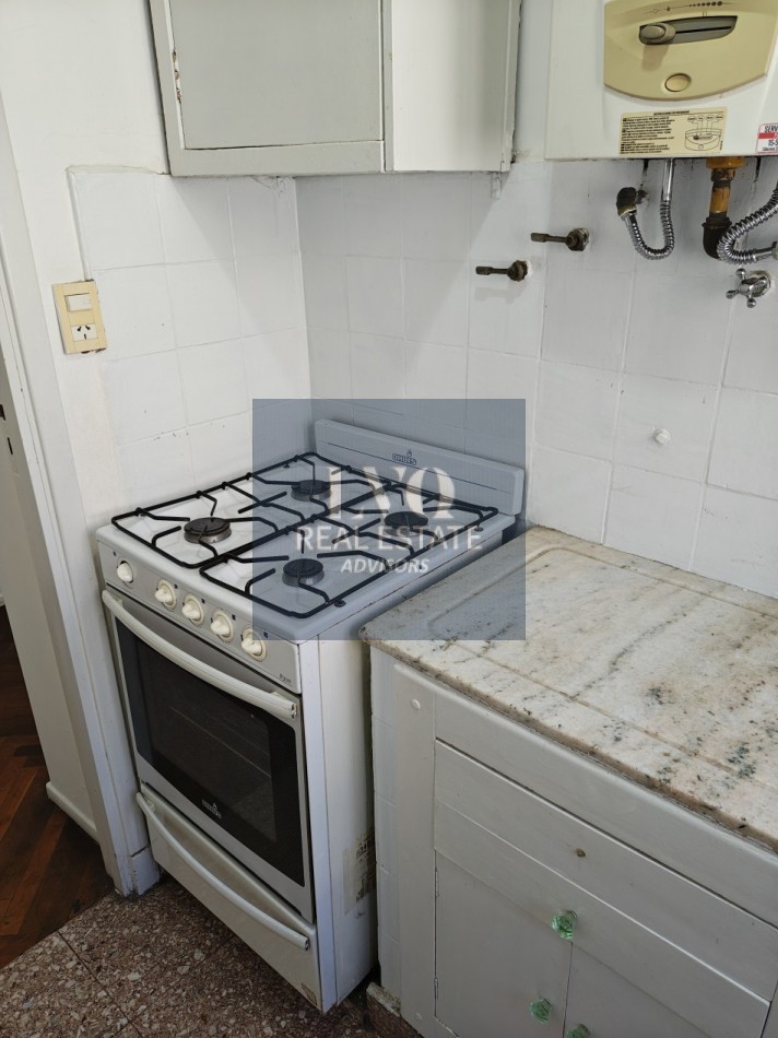RECOLETA 2 Ambientes 50m²- TODO SOL - LUZ - Living muy amplio, 1 Dormitorio muy comodo con placares de guardado. Baño completo con bañera + Cocina independiente con ventana al frente, muy aireado. -