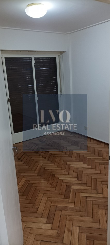 BELGRANO 4 Ambientes muy amplios 90m2 + Balcon 8m2 corrido al Frente TODO LUZ + Dep. de Servicio c/ baño - Recien pintado + Pisos de parquet restaurados e hidrolaqueados a nuevo.