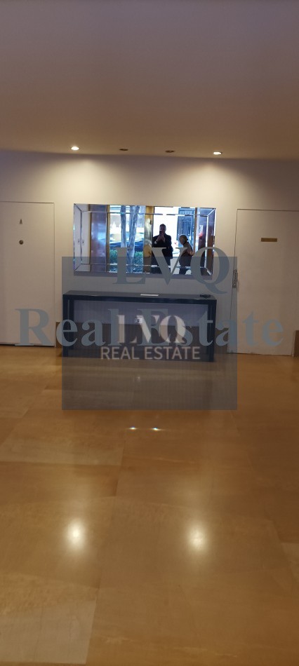 Semi Piso con Palier y ascensor Privados 3 Ambientes muy amplios 120m²- Balcon corrido al frente. 2 habitaciones muy amplias a contrafrente + escritorio o, play room o dep. de servicios al frente. 3 Baños.-