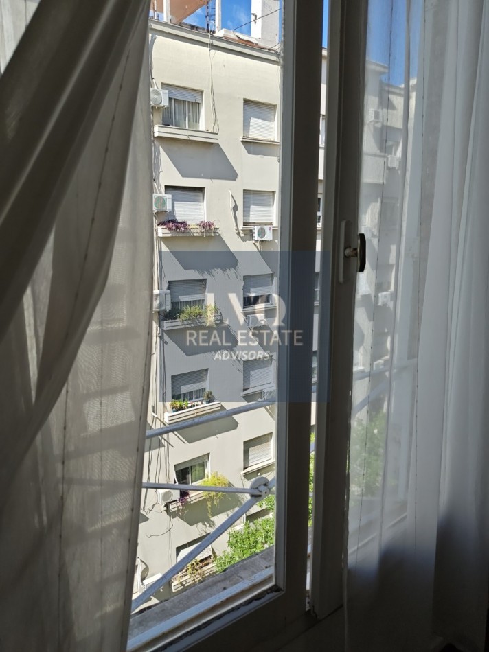 RECOLETA 2 Ambientes 50m²- TODO SOL - LUZ - Living muy amplio, 1 Dormitorio muy comodo con placares de guardado. Baño completo con bañera + Cocina independiente con ventana al frente, muy aireado. -