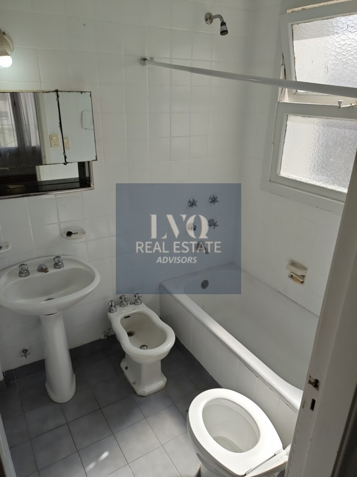 RECOLETA 2 Ambientes 50m²- TODO SOL - LUZ - Living muy amplio, 1 Dormitorio muy comodo con placares de guardado. Baño completo con bañera + Cocina independiente con ventana al frente, muy aireado. -