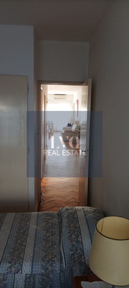 Semi Piso con Palier y ascensor Privados 3 Ambientes muy amplios 120m²- Balcon corrido al frente. 2 habitaciones muy amplias a contrafrente + escritorio o, play room o dep. de servicios al frente. 3 Baños.-
