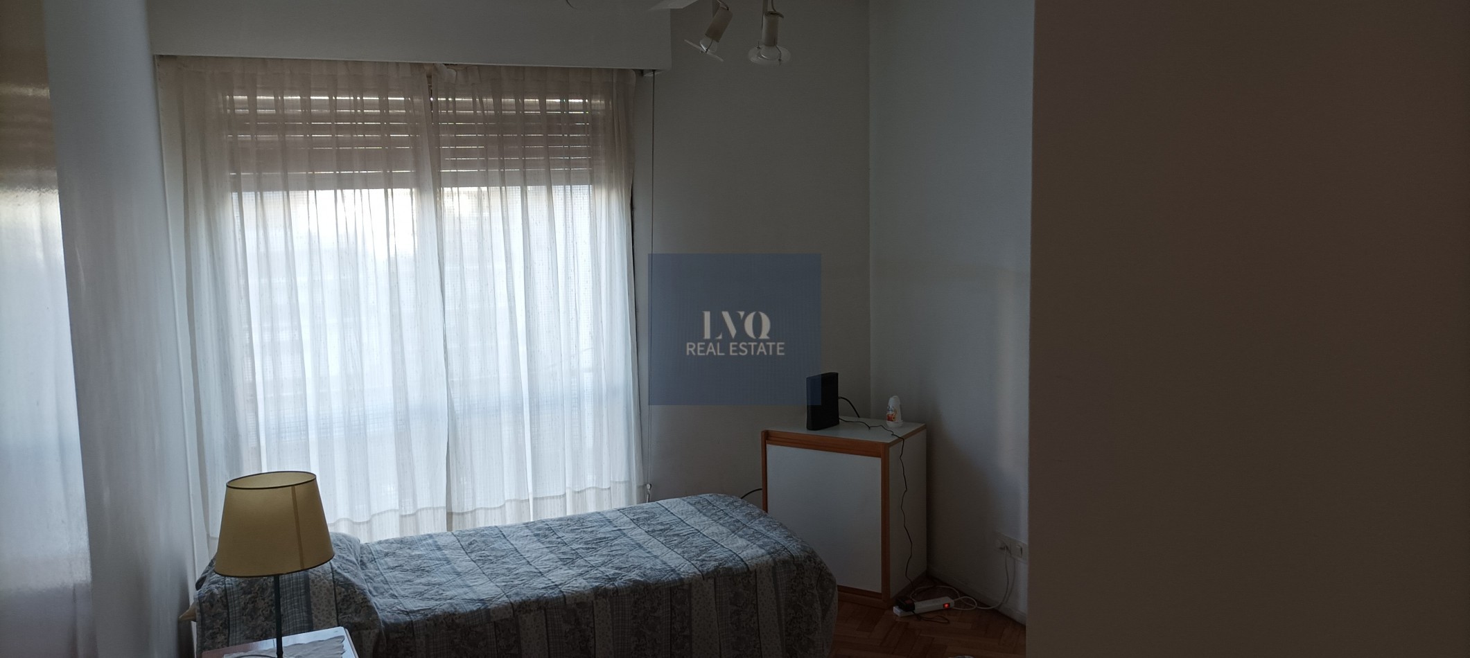 Semi Piso con Palier y ascensor Privados 3 Ambientes muy amplios 120m²- Balcon corrido al frente. 2 habitaciones muy amplias a contrafrente + escritorio o, play room o dep. de servicios al frente. 3 Baños.-