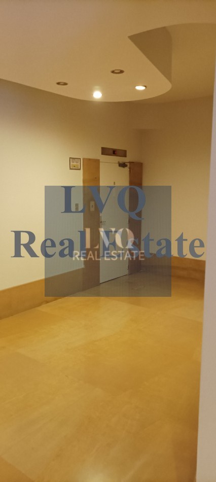 Semi Piso con Palier y ascensor Privados 3 Ambientes muy amplios 120m²- Balcon corrido al frente. 2 habitaciones muy amplias a contrafrente + escritorio o, play room o dep. de servicios al frente. 3 Baños.-