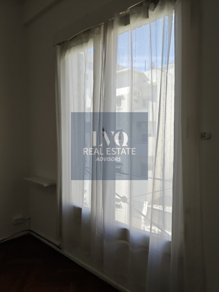 RECOLETA 2 Ambientes 50m²- TODO SOL - LUZ - Living muy amplio, 1 Dormitorio muy comodo con placares de guardado. Baño completo con bañera + Cocina independiente con ventana al frente, muy aireado. -