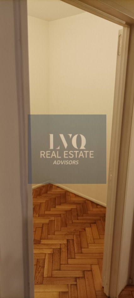 BELGRANO 4 Ambientes muy amplios 90m2 + Balcon 8m2 corrido al Frente TODO LUZ + Dep. de Servicio c/ baño - Recien pintado + Pisos de parquet restaurados e hidrolaqueados a nuevo.