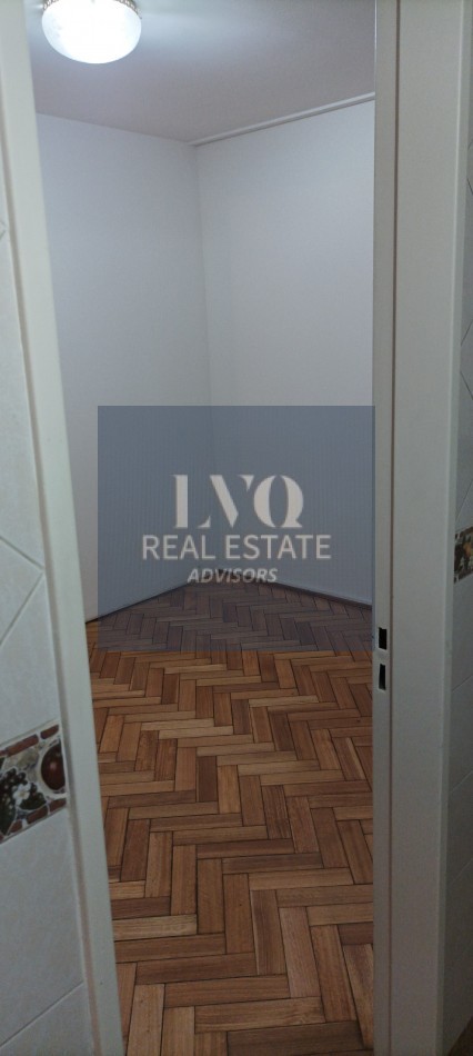 BELGRANO 4 Ambientes muy amplios 90m2 + Balcon 8m2 corrido al Frente TODO LUZ + Dep. de Servicio c/ baño - Recien pintado + Pisos de parquet restaurados e hidrolaqueados a nuevo.