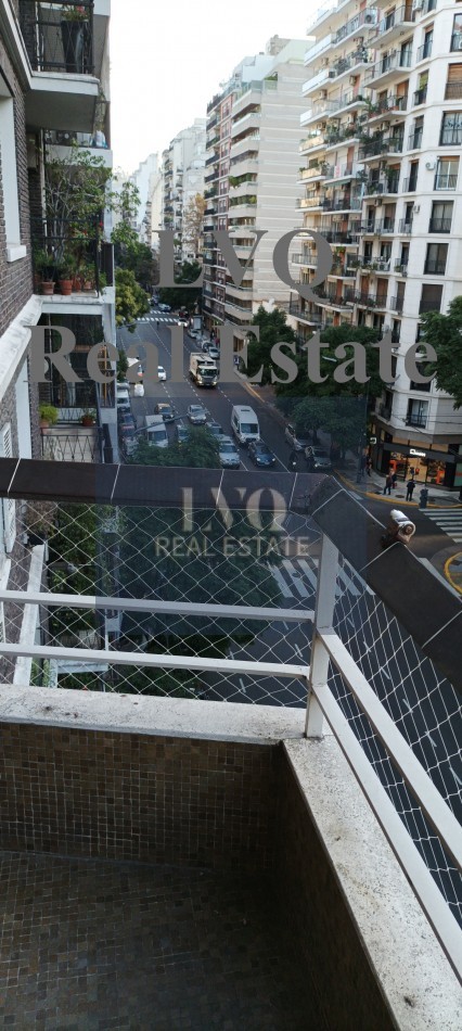Semi Piso con Palier y ascensor Privados 3 Ambientes muy amplios 120m²- Balcon corrido al frente. 2 habitaciones muy amplias a contrafrente + escritorio o, play room o dep. de servicios al frente. 3 Baños.-