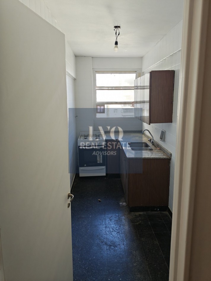 RETIRO 2 Ambientes 50m² con BALCON al confrente muy luminoso sobre la calle Esmerada e/ Av. Del Libertador y Arroyo. RECICLADO A NUEVO.-