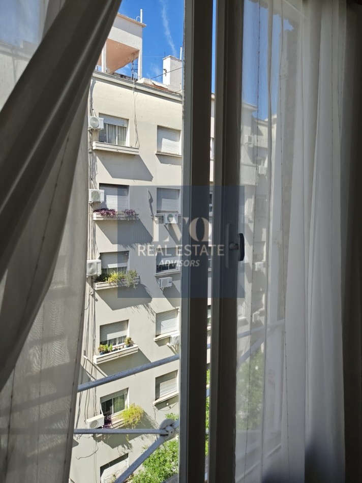 RECOLETA 2 Ambientes 50m²- TODO SOL - LUZ - Living muy amplio, 1 Dormitorio muy comodo con placares de guardado. Baño completo con bañera + Cocina independiente con ventana al frente, muy aireado. -
