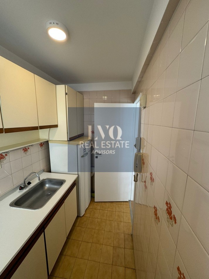 RECOLETA 1 ambiente MONTEVIDEO 1192 Piso 5 Depto A TODO LUZ+BALCON CORRIDO+Cocina ind.+Baño Completo - RECICLADO + AMOBLADO - IDEAL AirBnB