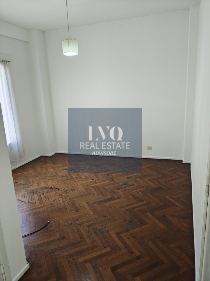 RECOLETA 2 Ambientes 50m²- TODO SOL - LUZ - Living muy amplio, 1 Dormitorio muy comodo con placares de guardado. Baño completo con bañera + Cocina independiente con ventana al frente, muy aireado. -