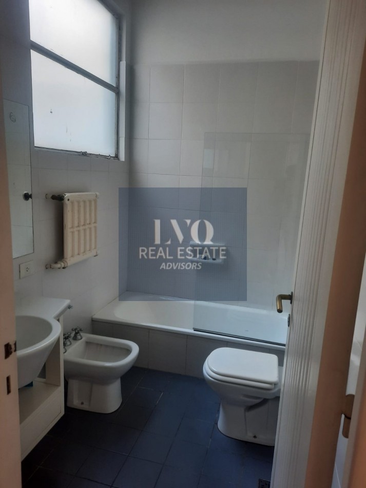 Plaza SAN MARTIN 2 ½ Ambientes MUY AMPLIOS - Superficie 62m² aprox.- Linving + comedor muy amplio con vista al contrafrente lateral - Cocina independiente con espacio Heladera + Lavarropas bajo mesada. Habitacion muy amplia con ventanal externo muy lumin
