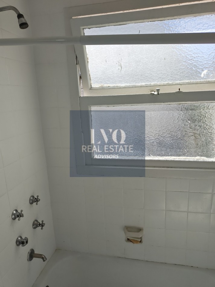 RECOLETA 2 Ambientes 50m²- TODO SOL - LUZ - Living muy amplio, 1 Dormitorio muy comodo con placares de guardado. Baño completo con bañera + Cocina independiente con ventana al frente, muy aireado. -