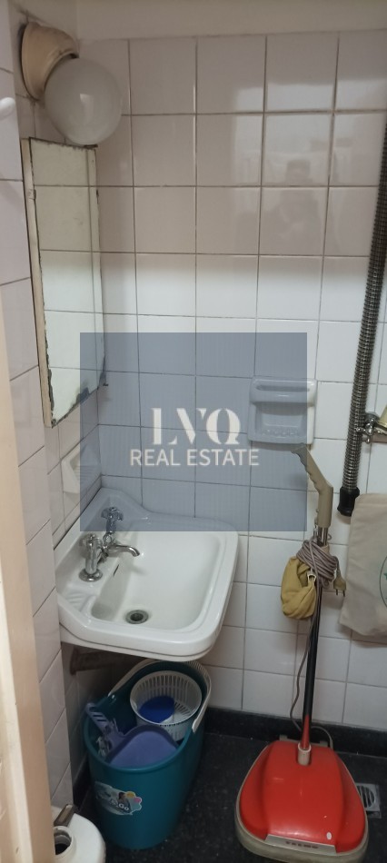 Semi Piso con Palier y ascensor Privados 3 Ambientes muy amplios 120m²- Balcon corrido al frente. 2 habitaciones muy amplias a contrafrente + escritorio o, play room o dep. de servicios al frente. 3 Baños.-