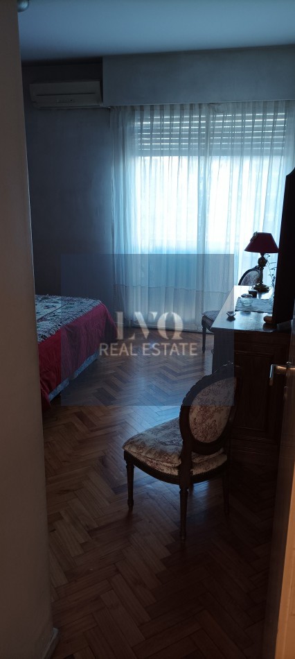 Semi Piso con Palier y ascensor Privados 3 Ambientes muy amplios 120m²- Balcon corrido al frente. 2 habitaciones muy amplias a contrafrente + escritorio o, play room o dep. de servicios al frente. 3 Baños.-
