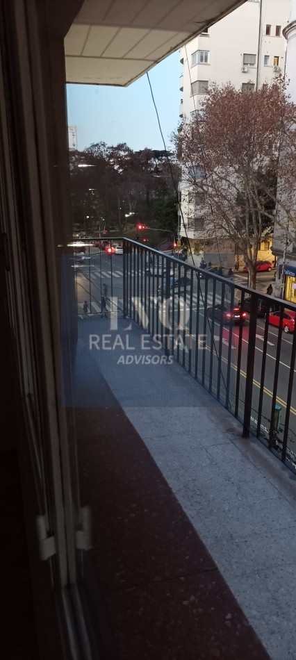 BELGRANO 4 Ambientes muy amplios 90m2 + Balcon 8m2 corrido al Frente TODO LUZ + Dep. de Servicio c/ baño - Recien pintado + Pisos de parquet restaurados e hidrolaqueados a nuevo.