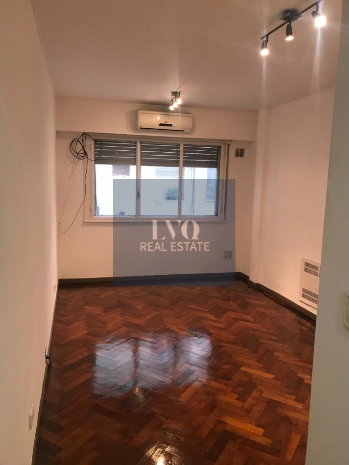 OBELISCO 1 Ambiente amplio 25m² aprox.- En Buen Edificio ZONA TEATROS sobre la Av. Corrientes Con ventanal externo luminoso al contra frente: Ambiente Ppal. con Baño completo + Cocina kitchenette.