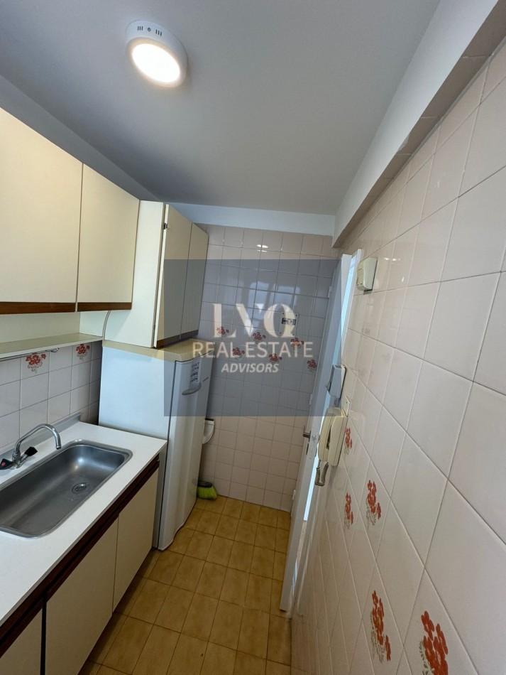 RECOLETA 1 ambiente MONTEVIDEO 1192 Piso 5 Depto A TODO LUZ+BALCON CORRIDO+Cocina ind.+Baño Completo - RECICLADO + AMOBLADO - IDEAL AirBnB