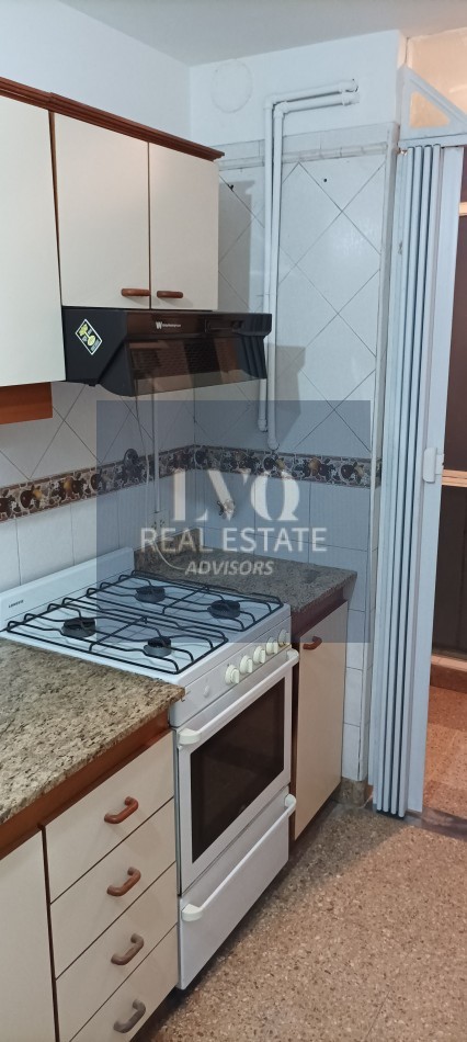 BELGRANO 4 Ambientes muy amplios 90m2 + Balcon 8m2 corrido al Frente TODO LUZ + Dep. de Servicio c/ baño - Recien pintado + Pisos de parquet restaurados e hidrolaqueados a nuevo.