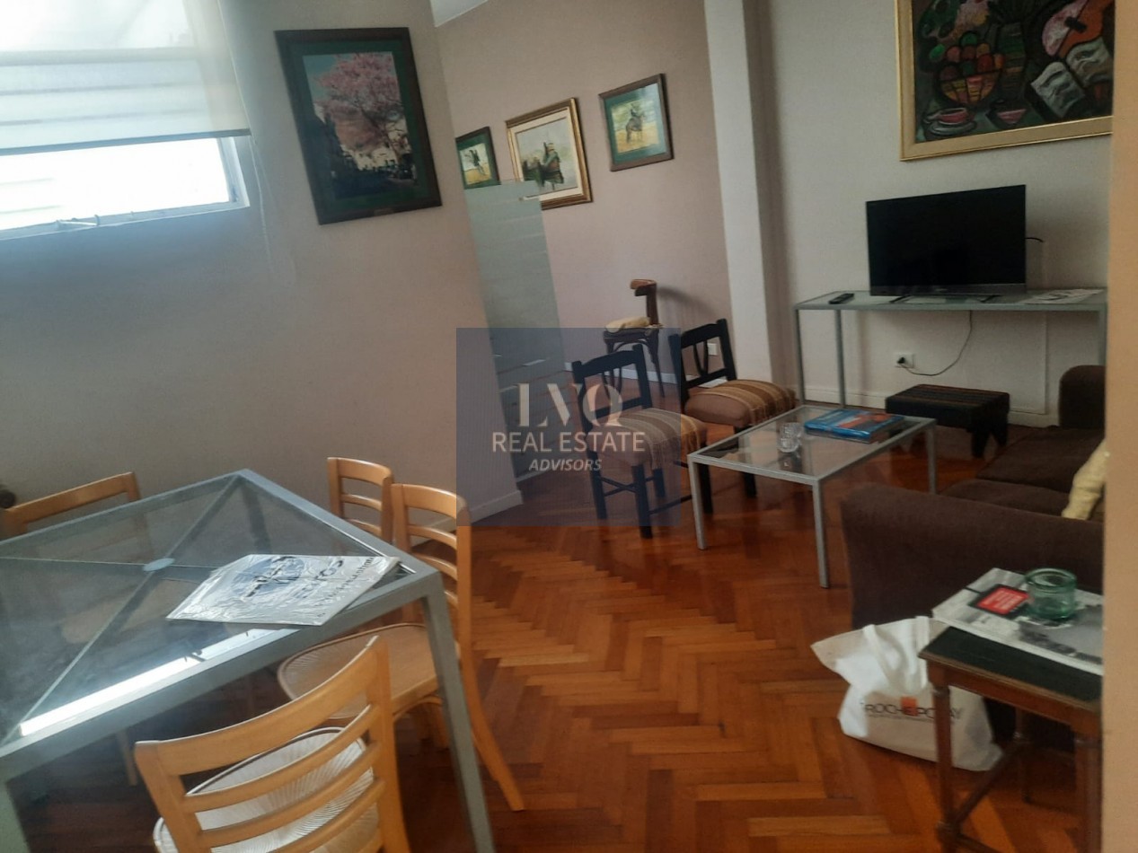 Plaza SAN MARTIN 2 ½ Ambientes MUY AMPLIOS - Superficie 62m² aprox.- Linving + comedor muy amplio con vista al contrafrente lateral - Cocina independiente con espacio Heladera + Lavarropas bajo mesada. Habitacion muy amplia con ventanal externo muy lumin