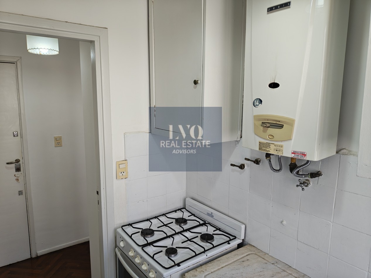 RECOLETA 2 Ambientes 50m²- TODO SOL - LUZ - Living muy amplio, 1 Dormitorio muy comodo con placares de guardado. Baño completo con bañera + Cocina independiente con ventana al frente, muy aireado. -