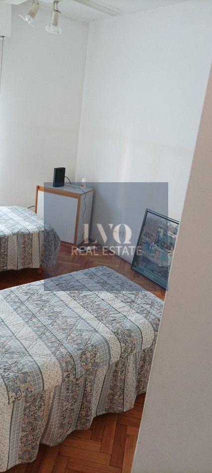 Semi Piso con Palier y ascensor Privados 3 Ambientes muy amplios 120m²- Balcon corrido al frente. 2 habitaciones muy amplias a contrafrente + escritorio o, play room o dep. de servicios al frente. 3 Baños.-