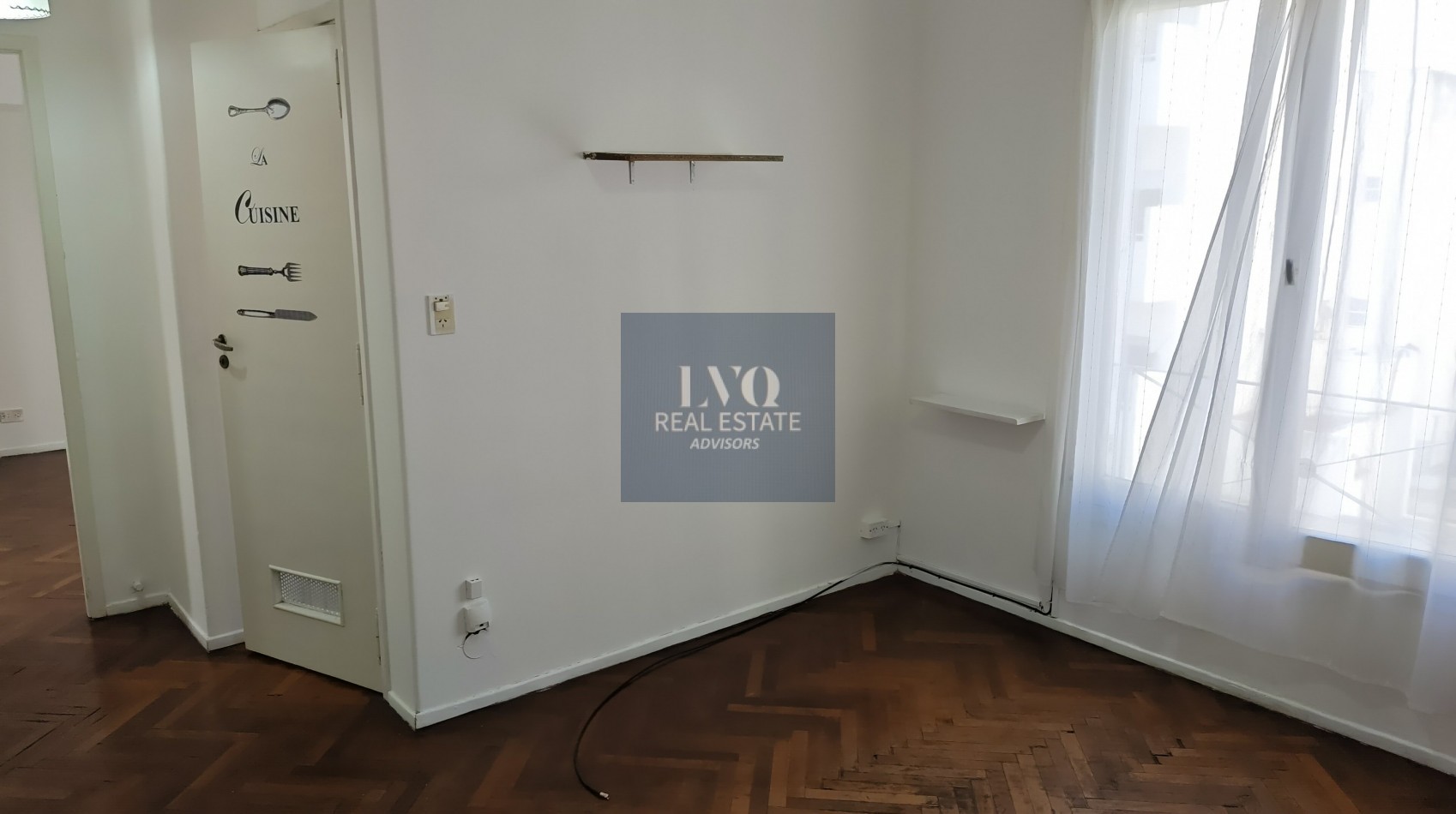 RECOLETA 2 Ambientes 50m²- TODO SOL - LUZ - Living muy amplio, 1 Dormitorio muy comodo con placares de guardado. Baño completo con bañera + Cocina independiente con ventana al frente, muy aireado. -