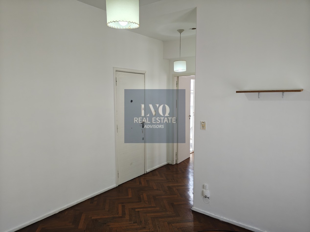 RECOLETA 2 Ambientes 50m²- TODO SOL - LUZ - Living muy amplio, 1 Dormitorio muy comodo con placares de guardado. Baño completo con bañera + Cocina independiente con ventana al frente, muy aireado. -