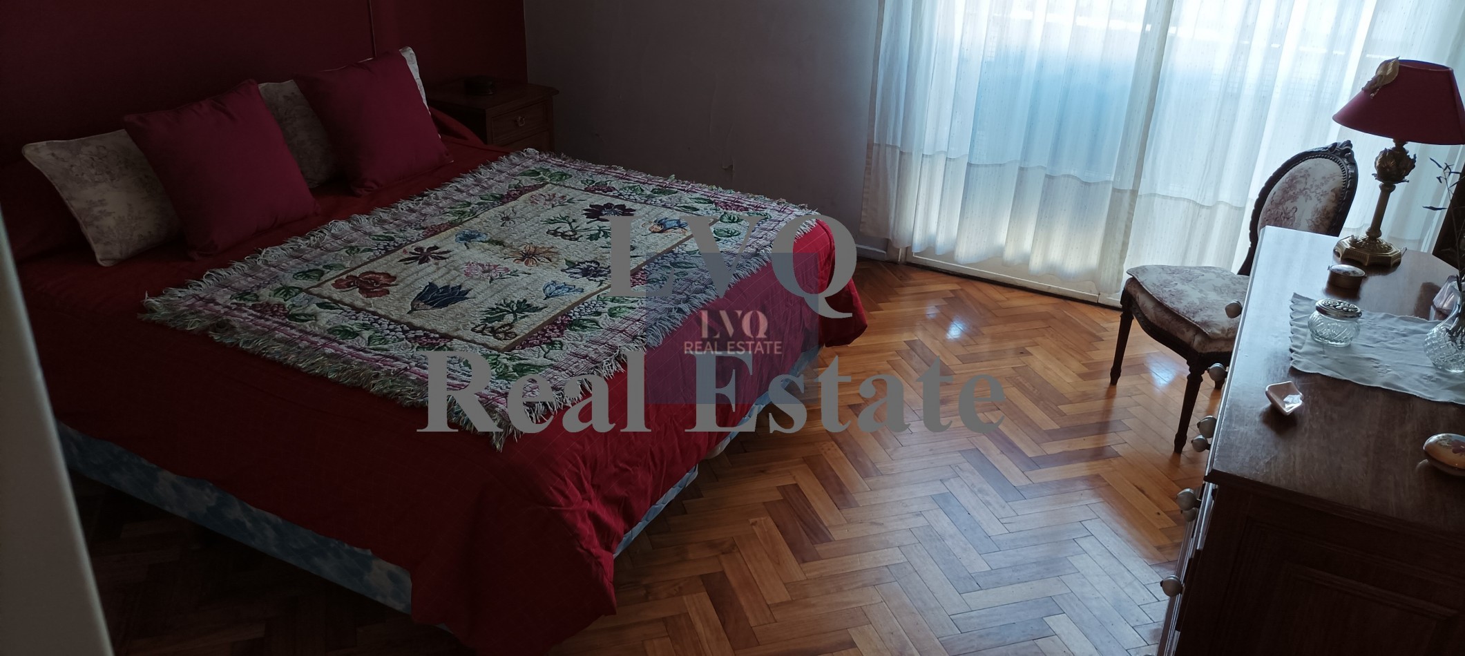 Semi Piso con Palier y ascensor Privados 3 Ambientes muy amplios 120m²- Balcon corrido al frente. 2 habitaciones muy amplias a contrafrente + escritorio o, play room o dep. de servicios al frente. 3 Baños.-