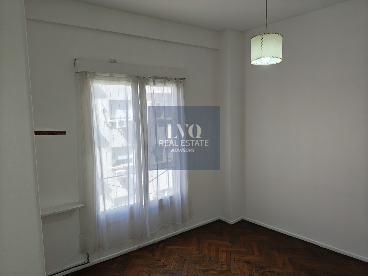 RECOLETA 2 Ambientes 50m²- TODO SOL - LUZ - Living muy amplio, 1 Dormitorio muy comodo con placares de guardado. Baño completo con bañera + Cocina independiente con ventana al frente, muy aireado. -